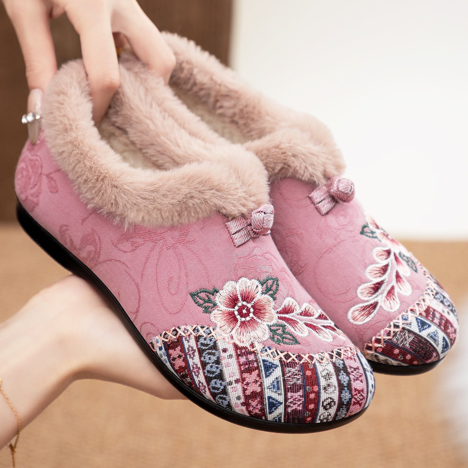 Fleurine | Chaussures confortables à broderies florales et doublure en peluche