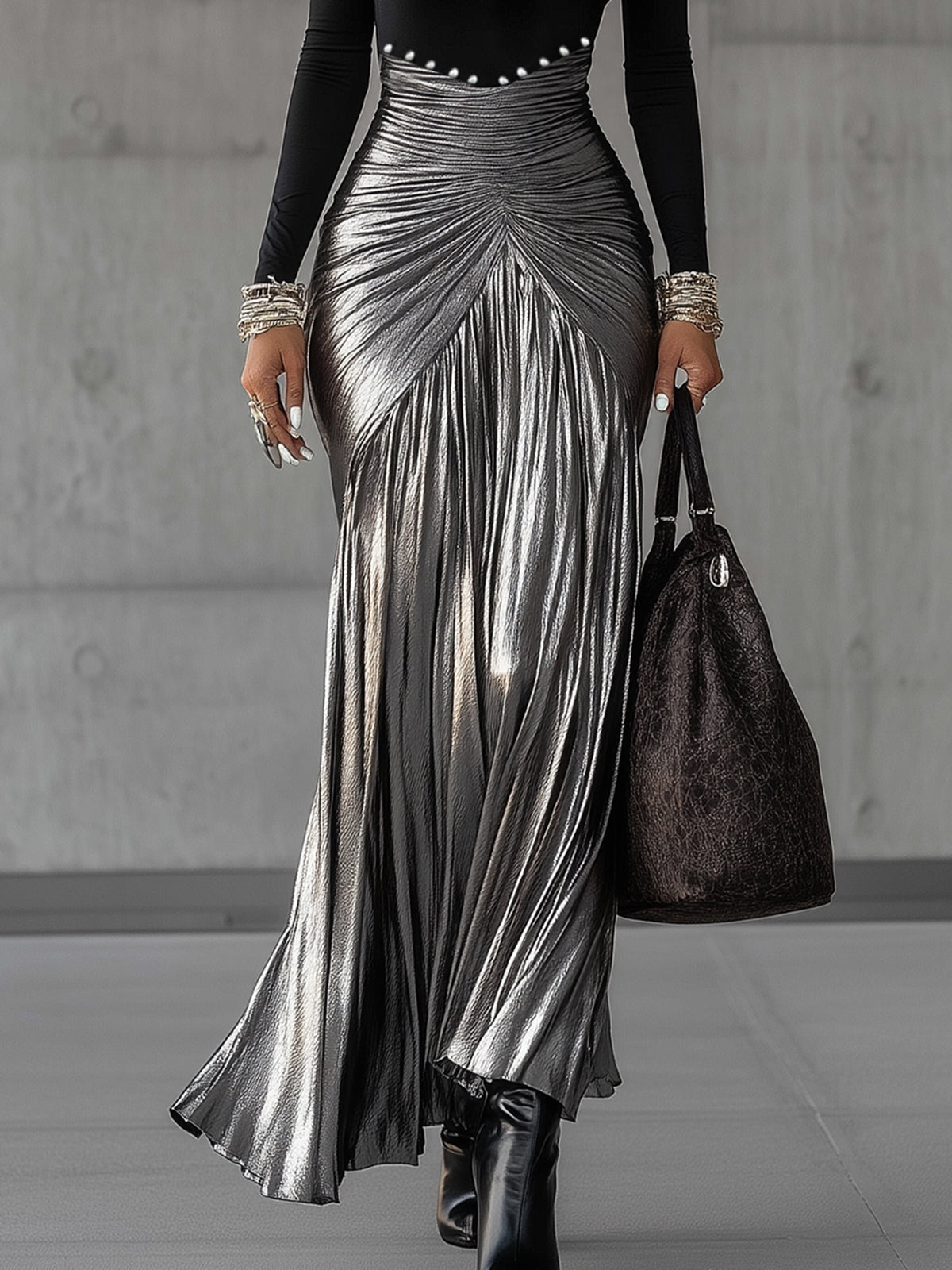 Robe longue plissée noire à col rond et argent métallisé