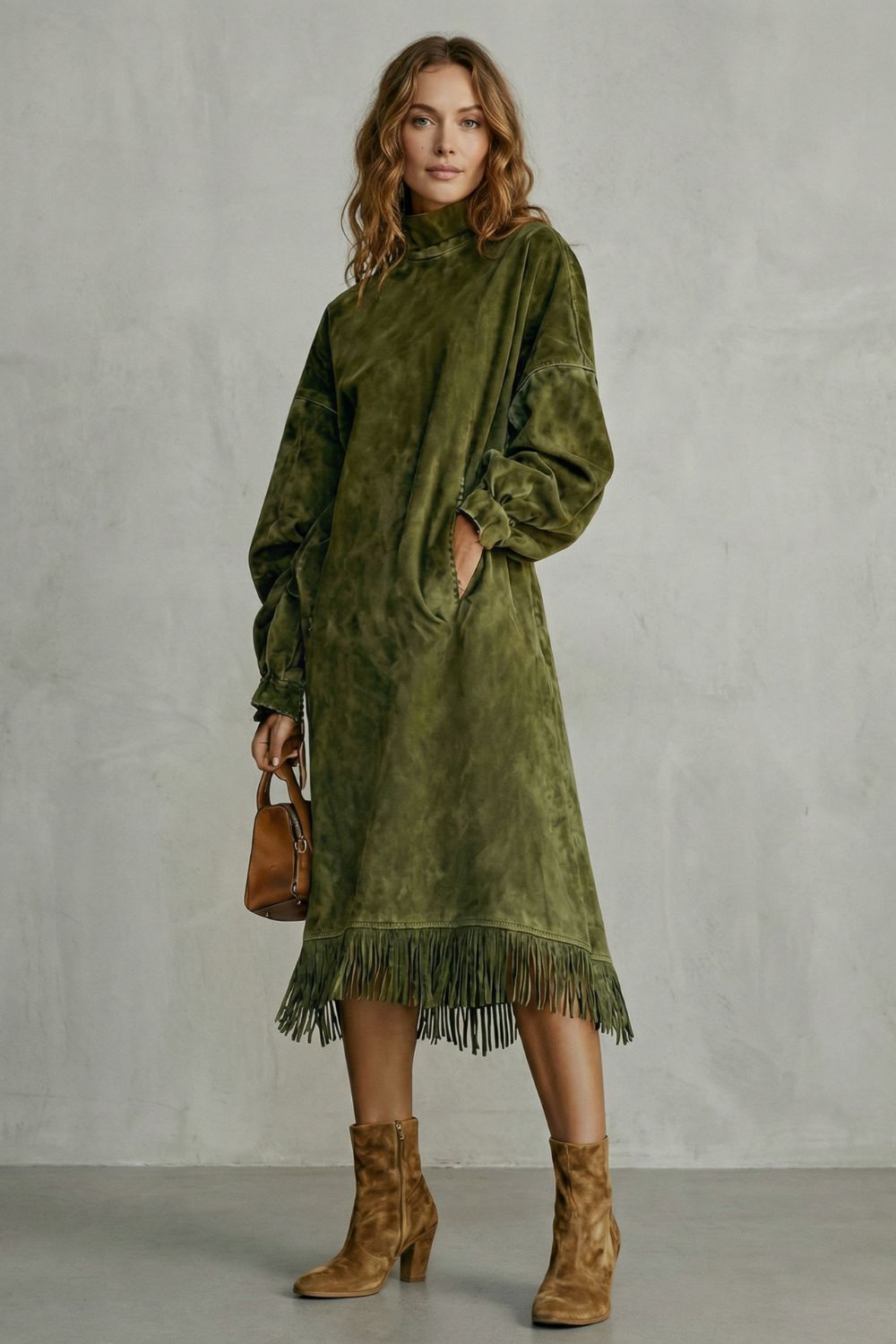 Valdrina – Robe mi-longue à col roulé et franges en daim