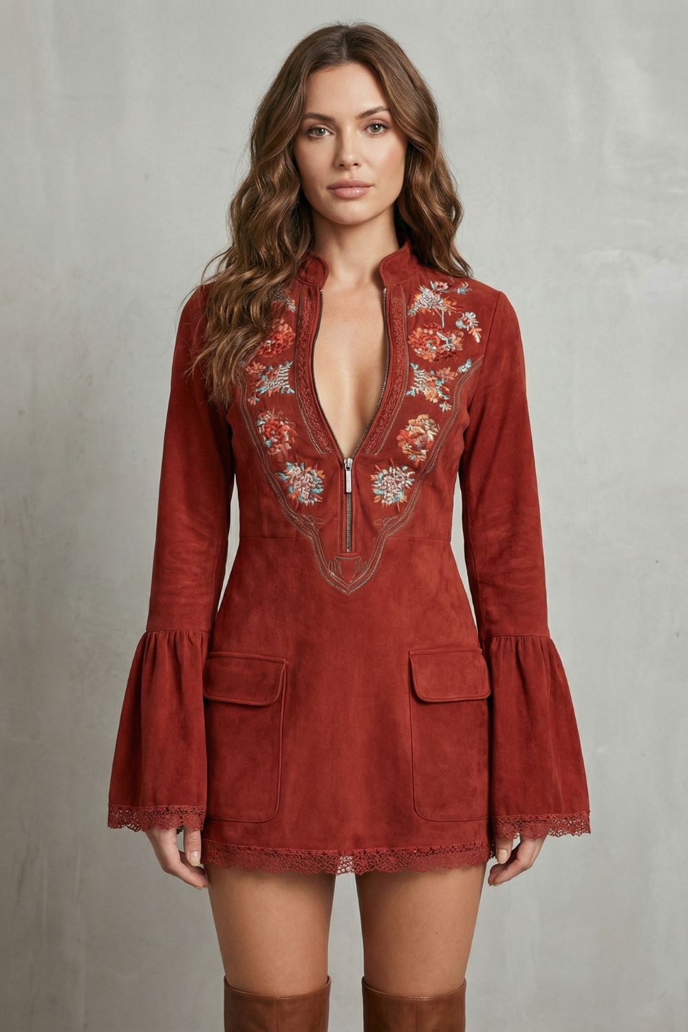Rosavine – Robe courte en daim à encolure brodée