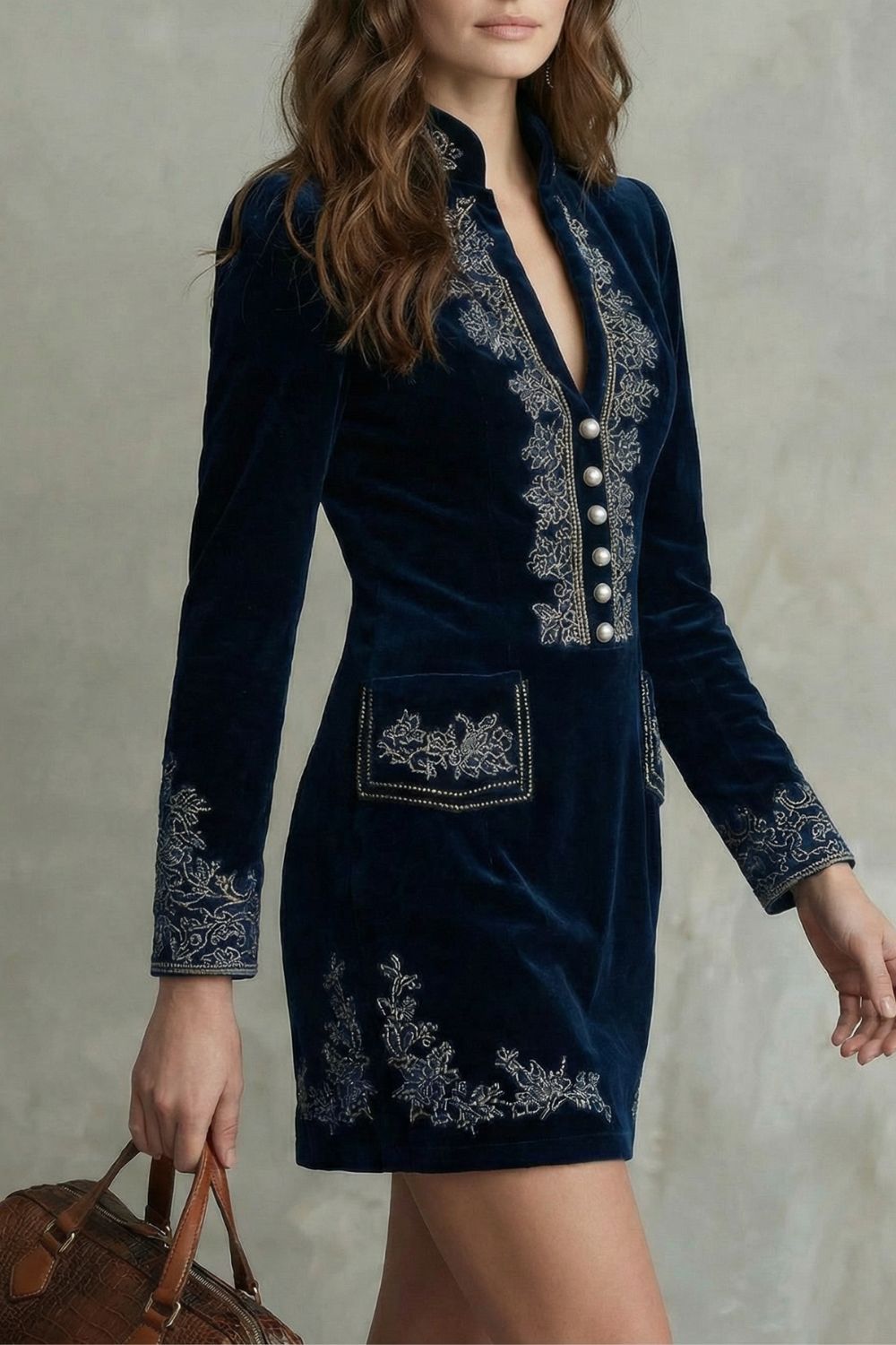 Élarine – Élégance en velours brodé – Robe mini cintrée
