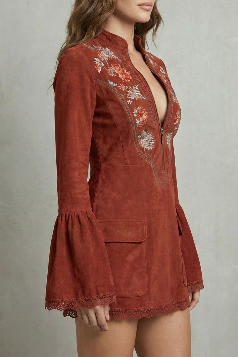 Rosavine – Robe courte en daim à encolure brodée