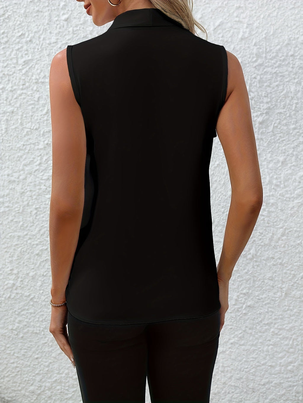 Annabel™ | Sleeveless V-neck blouse