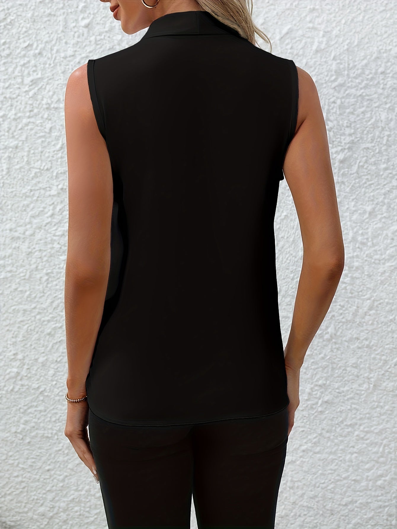 Annabel™ | Sleeveless V-neck blouse