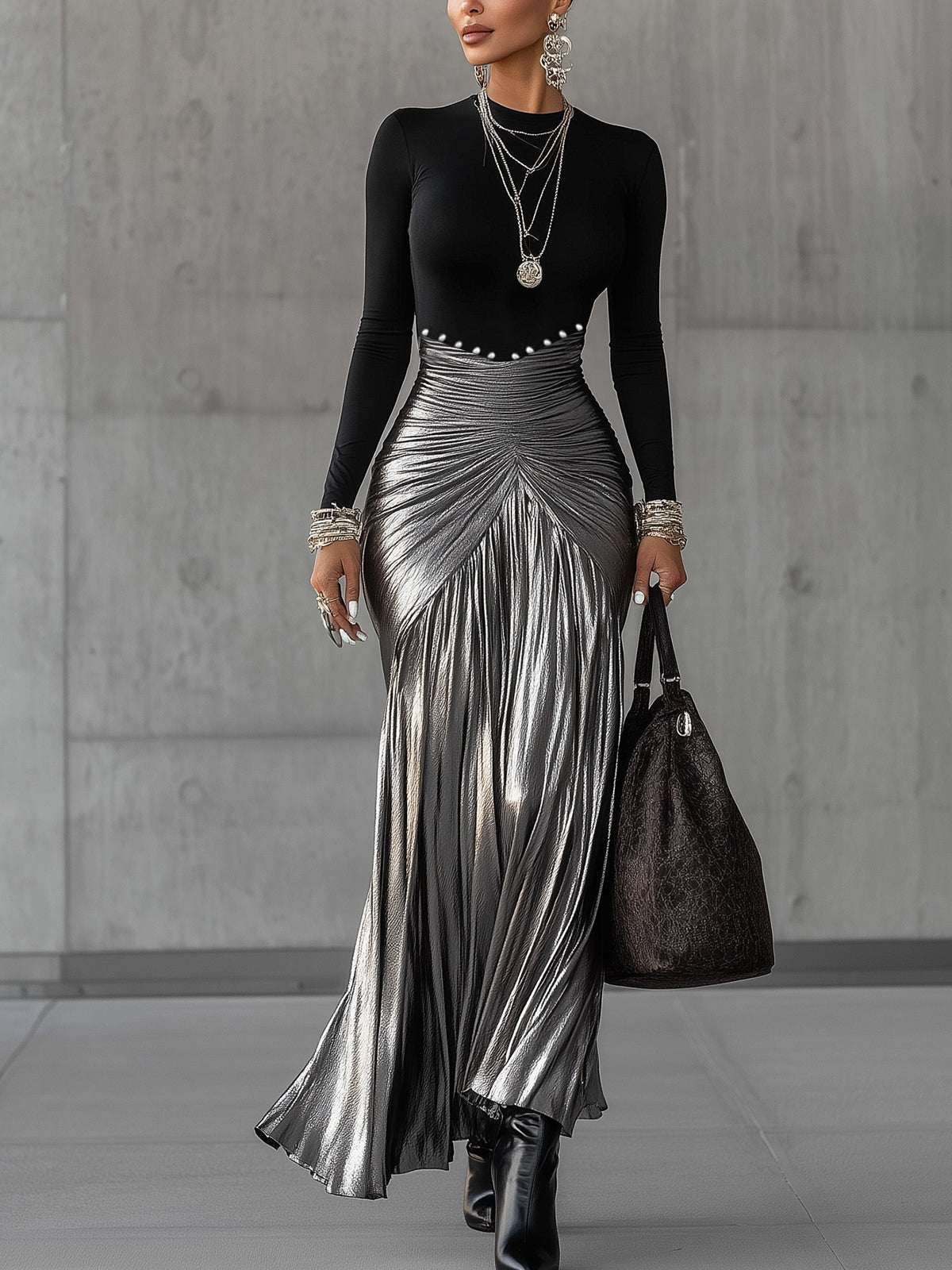 Robe longue plissée noire à col rond et argent métallisé
