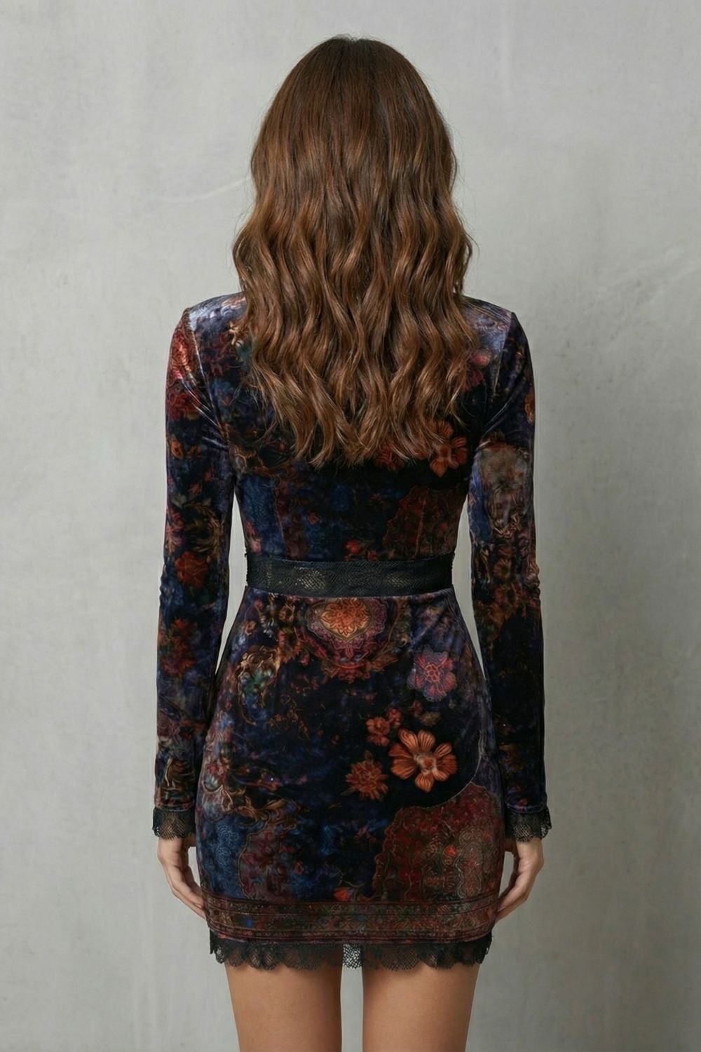 Solenza – Plongeon dentelle baroque – Mini-robe en velours