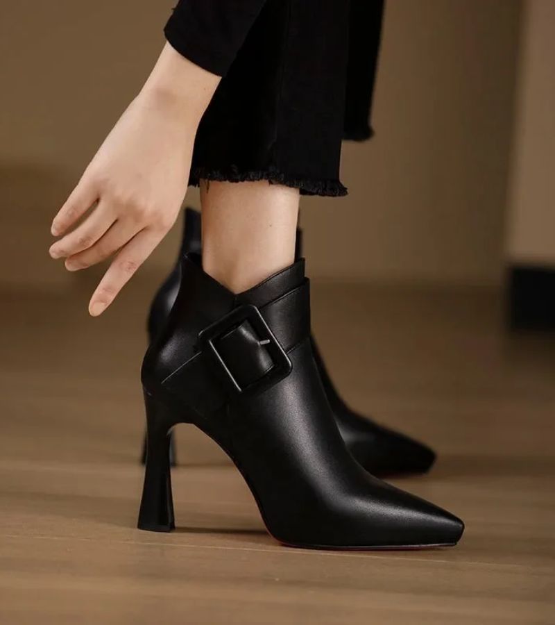 Claude | Bottines à talons et boucle oversize 