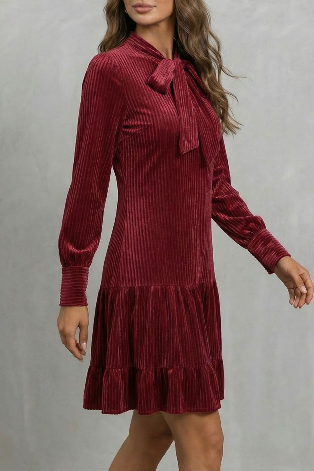 Valériane – Détail nœud papillon – Robe courte en velours côtelé