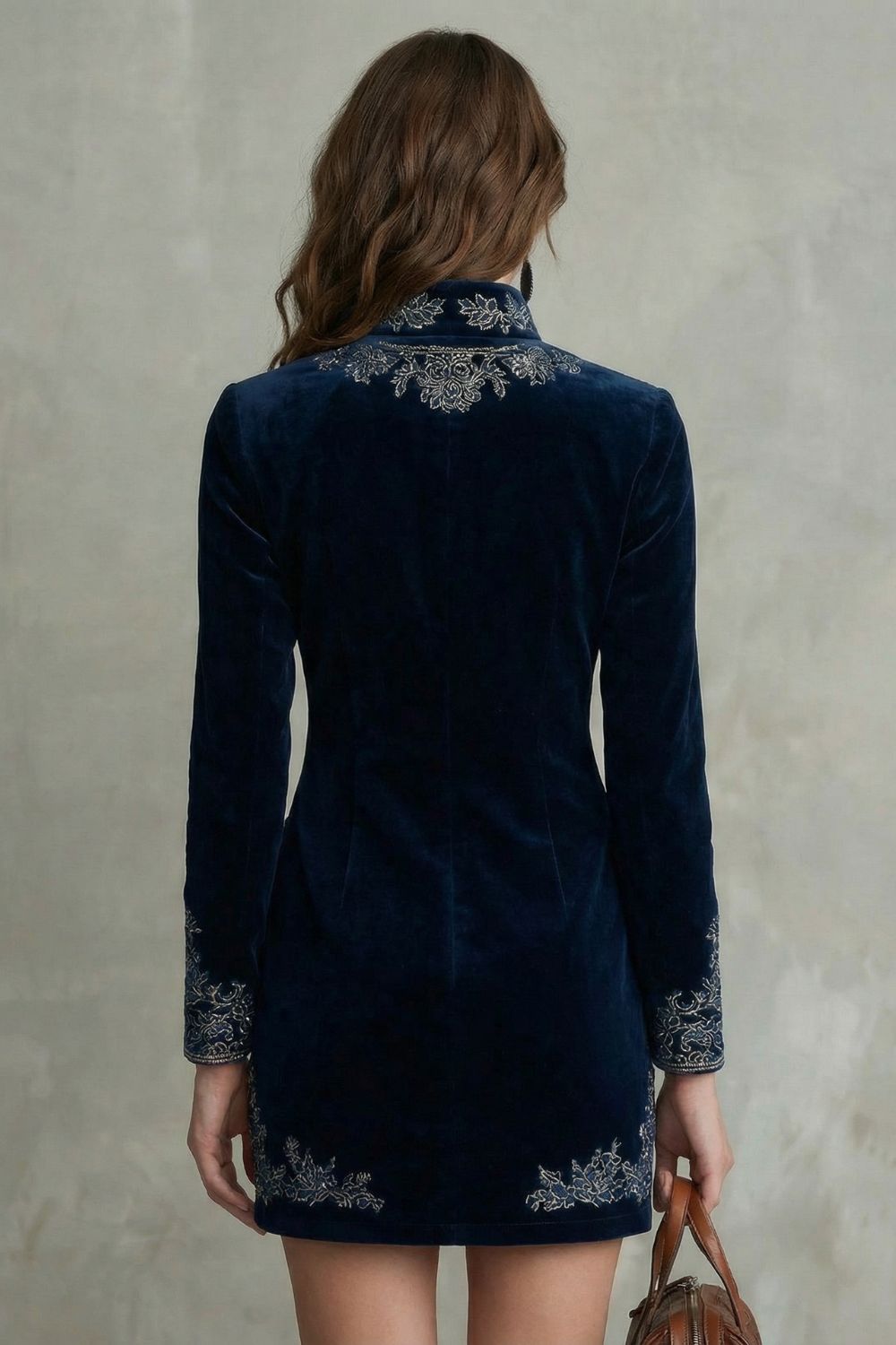 Élarine – Élégance en velours brodé – Robe mini cintrée