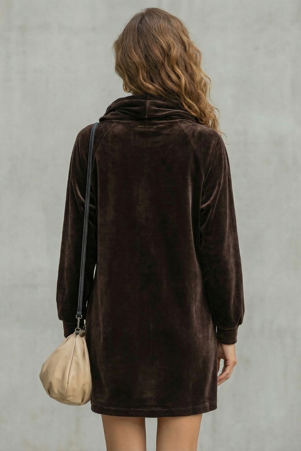 Moréna – Confort et drapé en velours – Robe courte à col bénitier