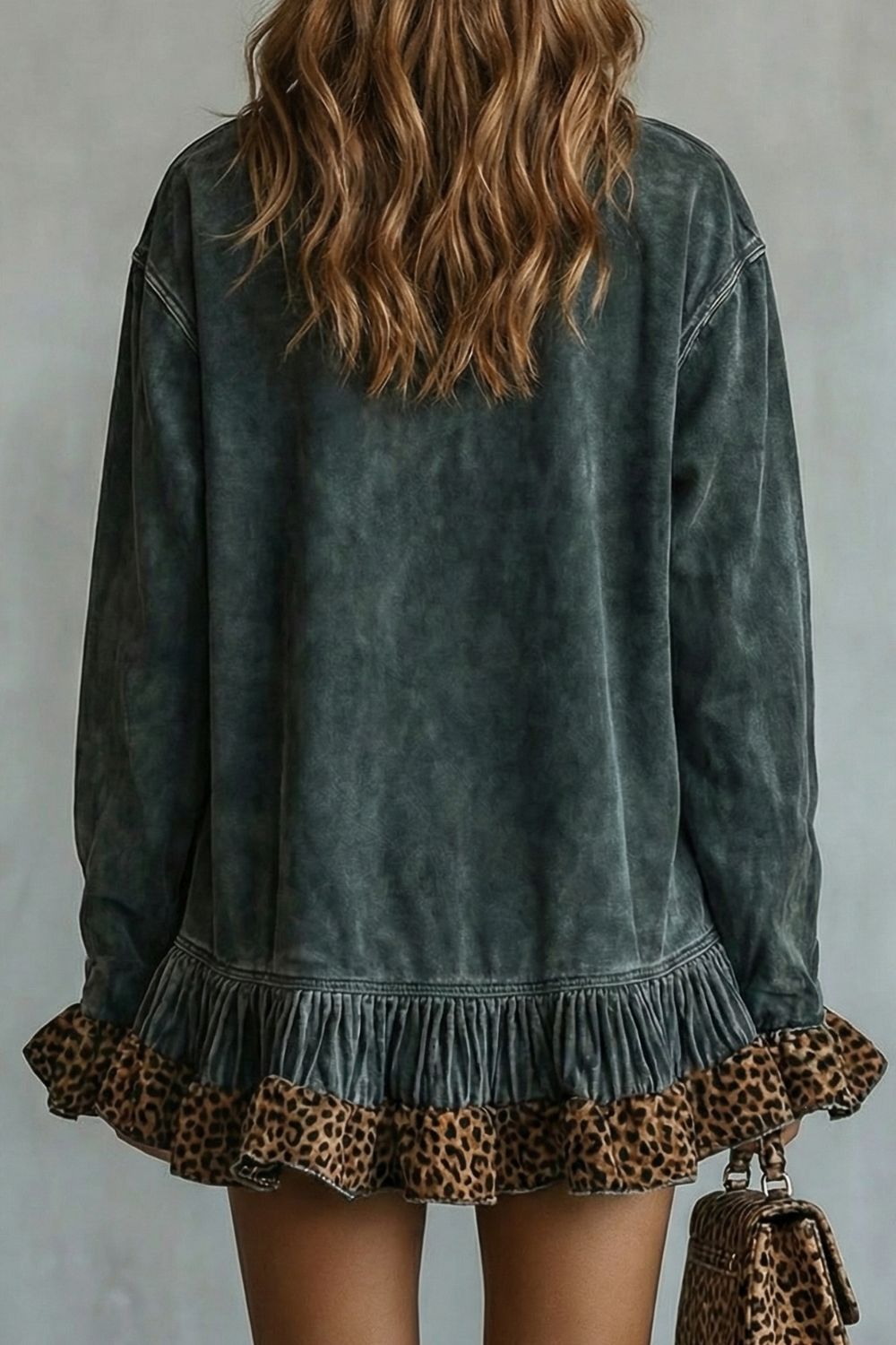 Robe courte en daim Selvatta à volants et bordure léopard