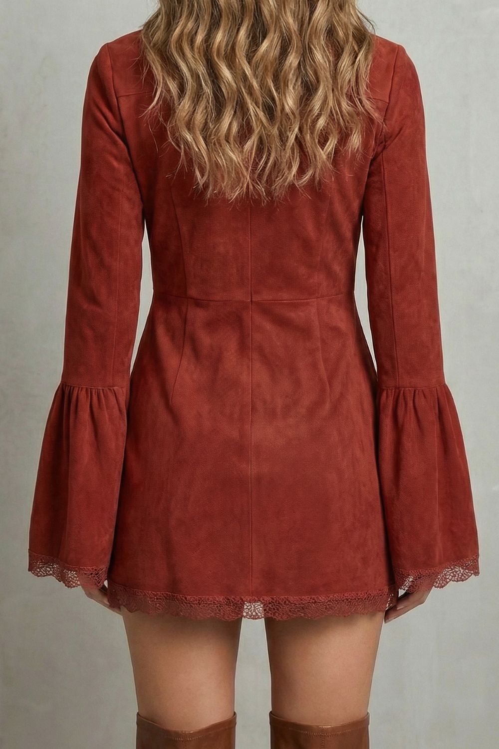 Rosavine – Robe courte en daim à encolure brodée