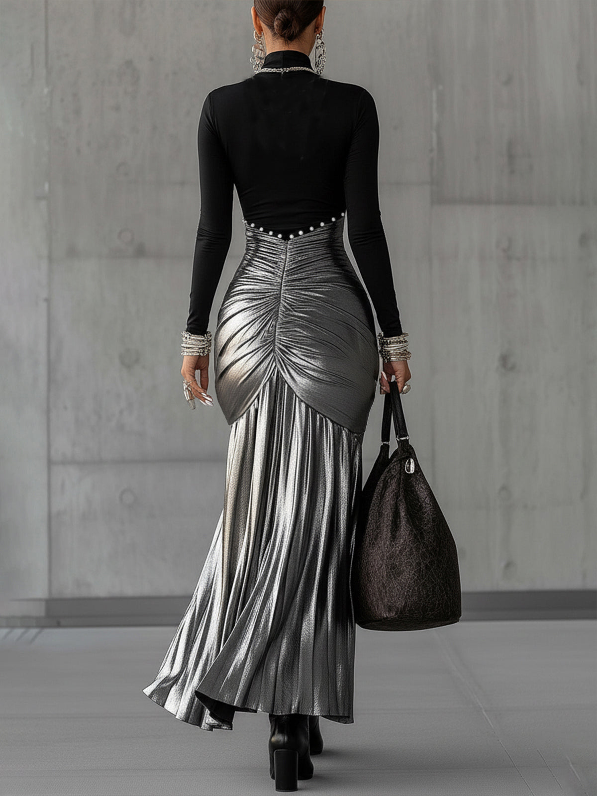 Robe longue plissée noire à col rond et argent métallisé