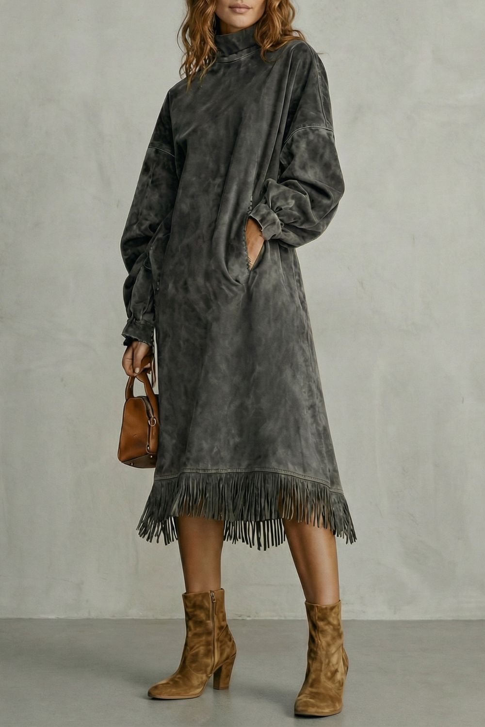 Valdrina – Robe mi-longue à col roulé et franges en daim
