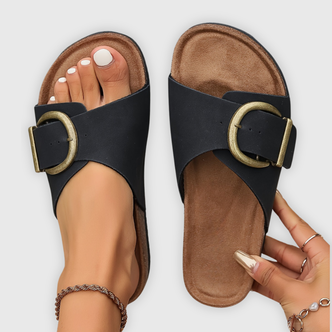 IZA™ | Soft slippers with a large buckle for comfort without compromise