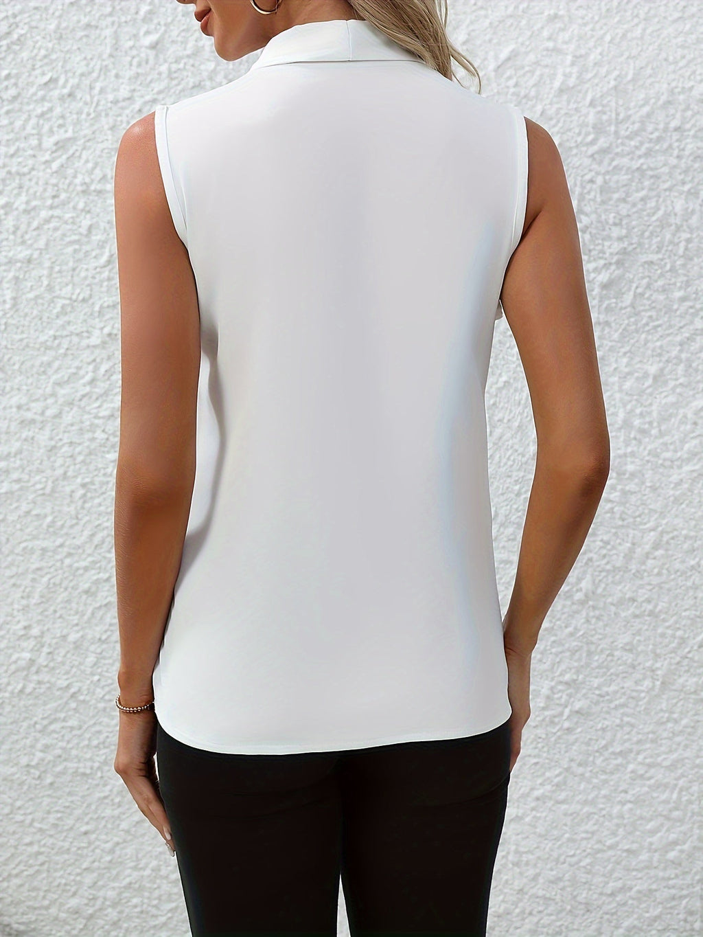 Annabel™ | Sleeveless V-neck blouse