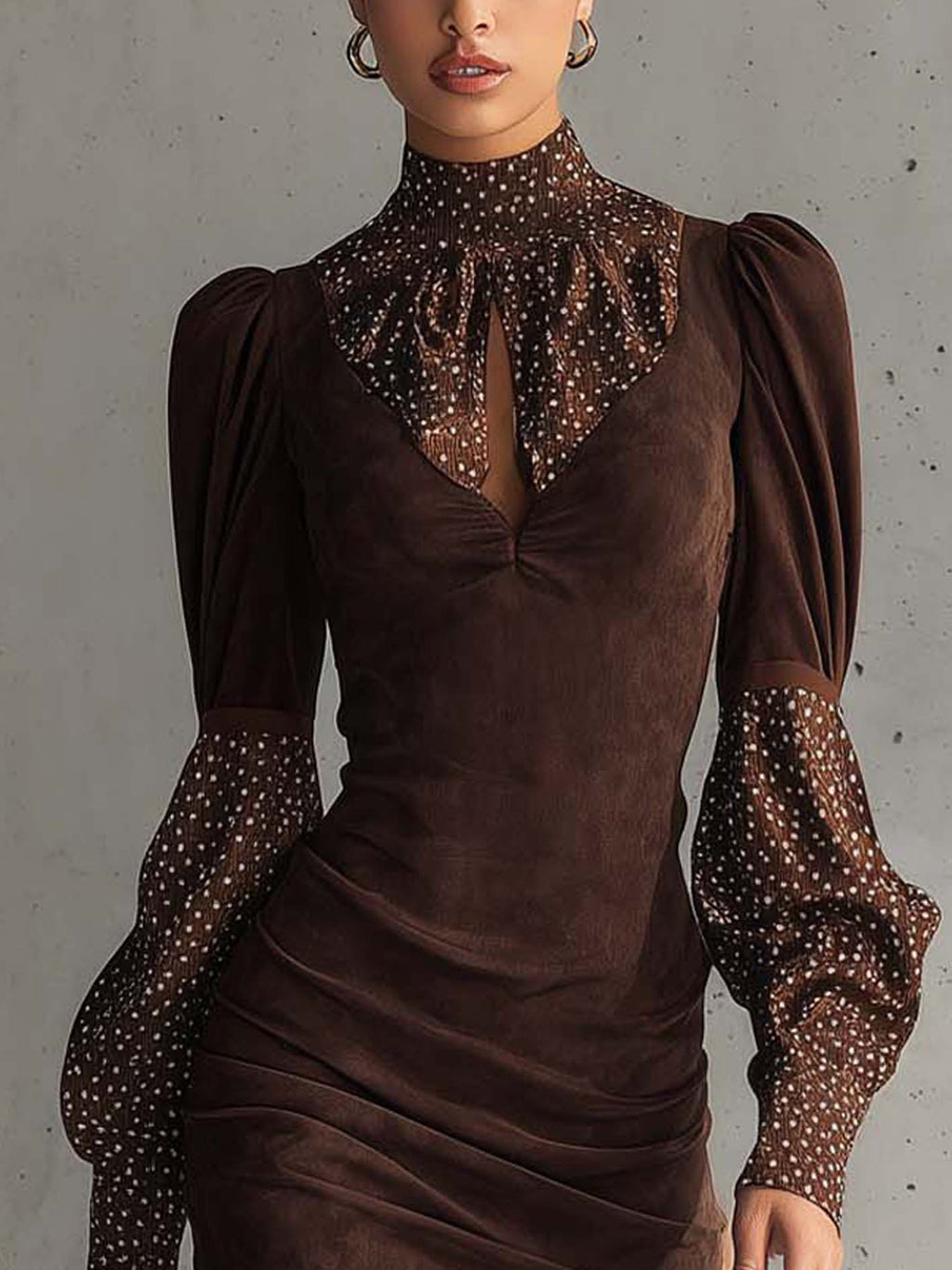 Robe moulante marron en faux daim à pois satinés