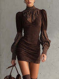 Robe moulante marron en faux daim à pois satinés