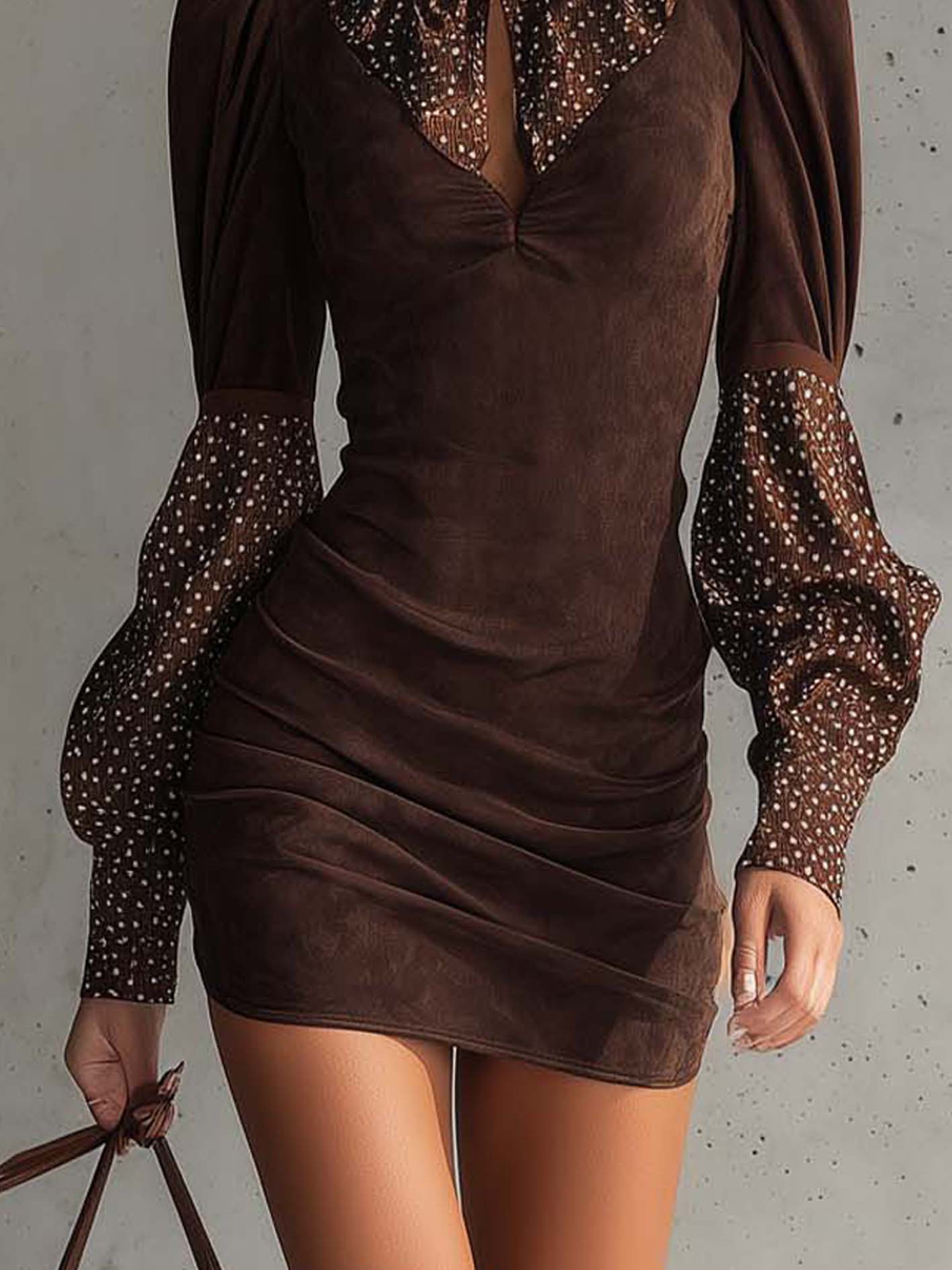 Robe moulante marron en faux daim à pois satinés