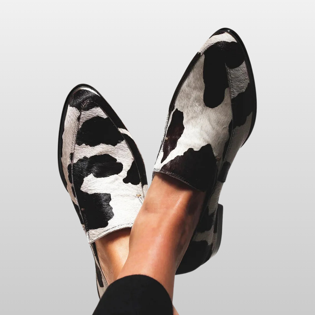 LIVIA™ | Elegant loafers with a low heel and a distinctive pattern 