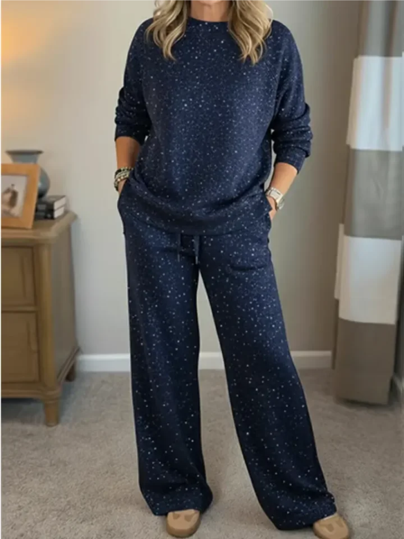 Lynn | Two-Piece Christmas Lounge Set - Relaxing at Home 