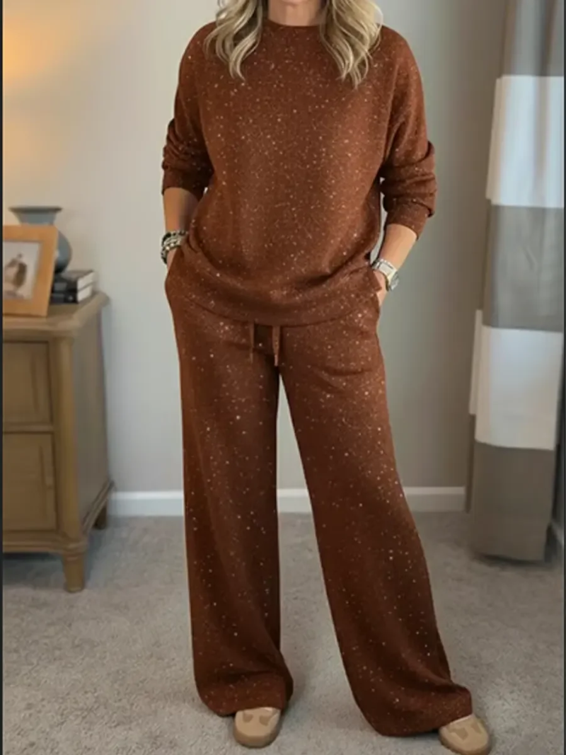 Lynn | Two-Piece Christmas Lounge Set - Relaxing at Home 