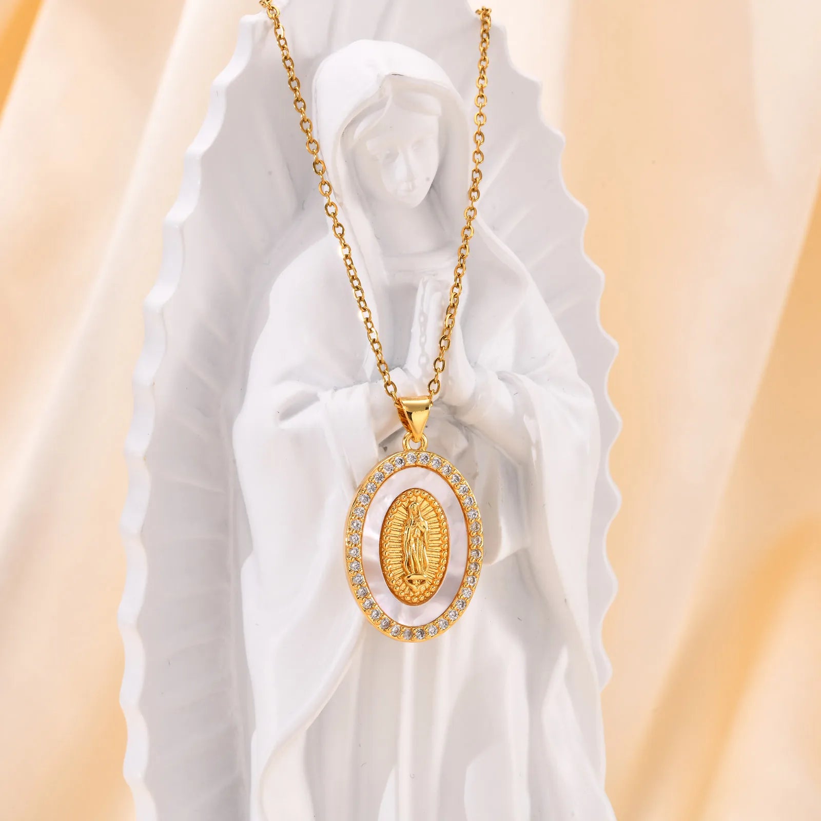 Collier pendentif ovale Mary en or