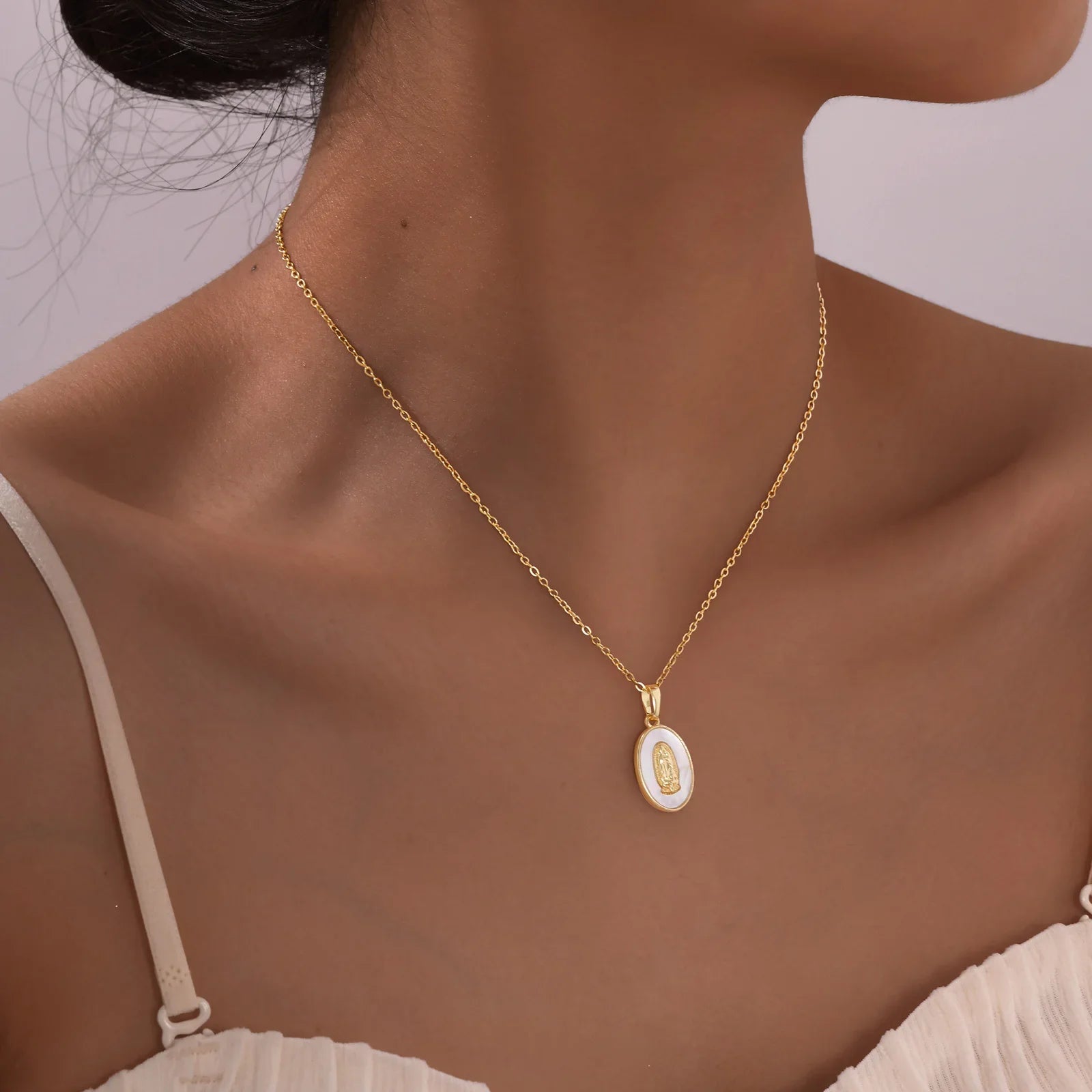Collier pendentif ovale Mary en or