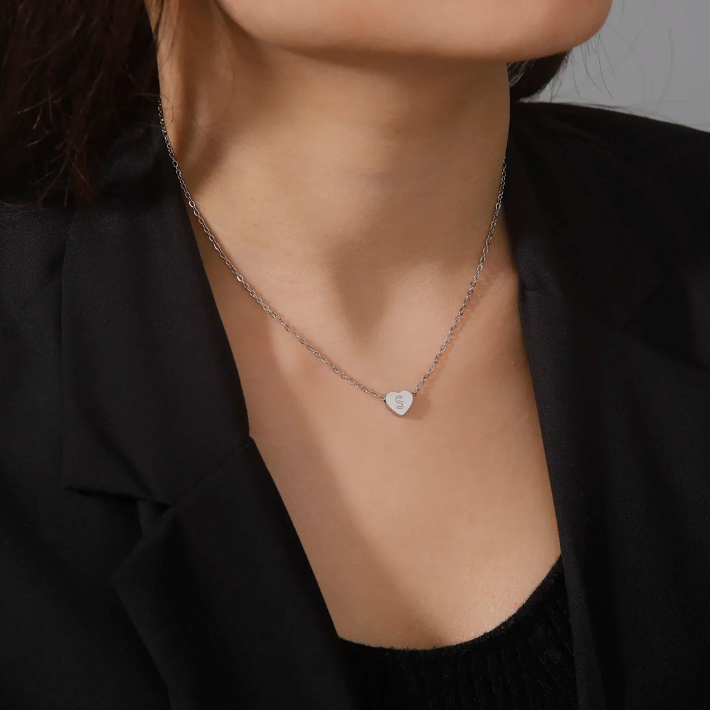 Collier ras-de-cou romantique en forme de cœur avec initiale