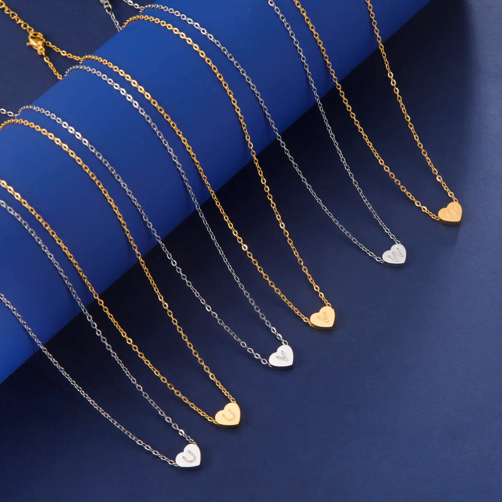 Collier ras-de-cou romantique en forme de cœur avec initiale