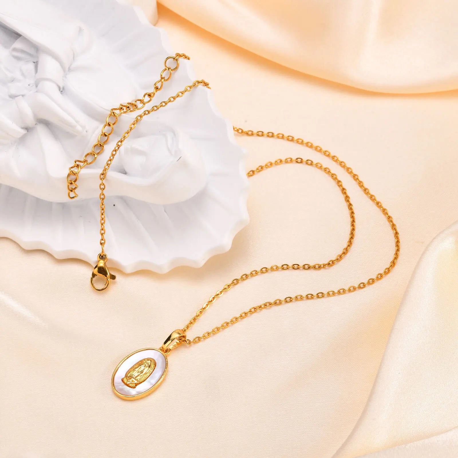 Collier pendentif ovale Mary en or