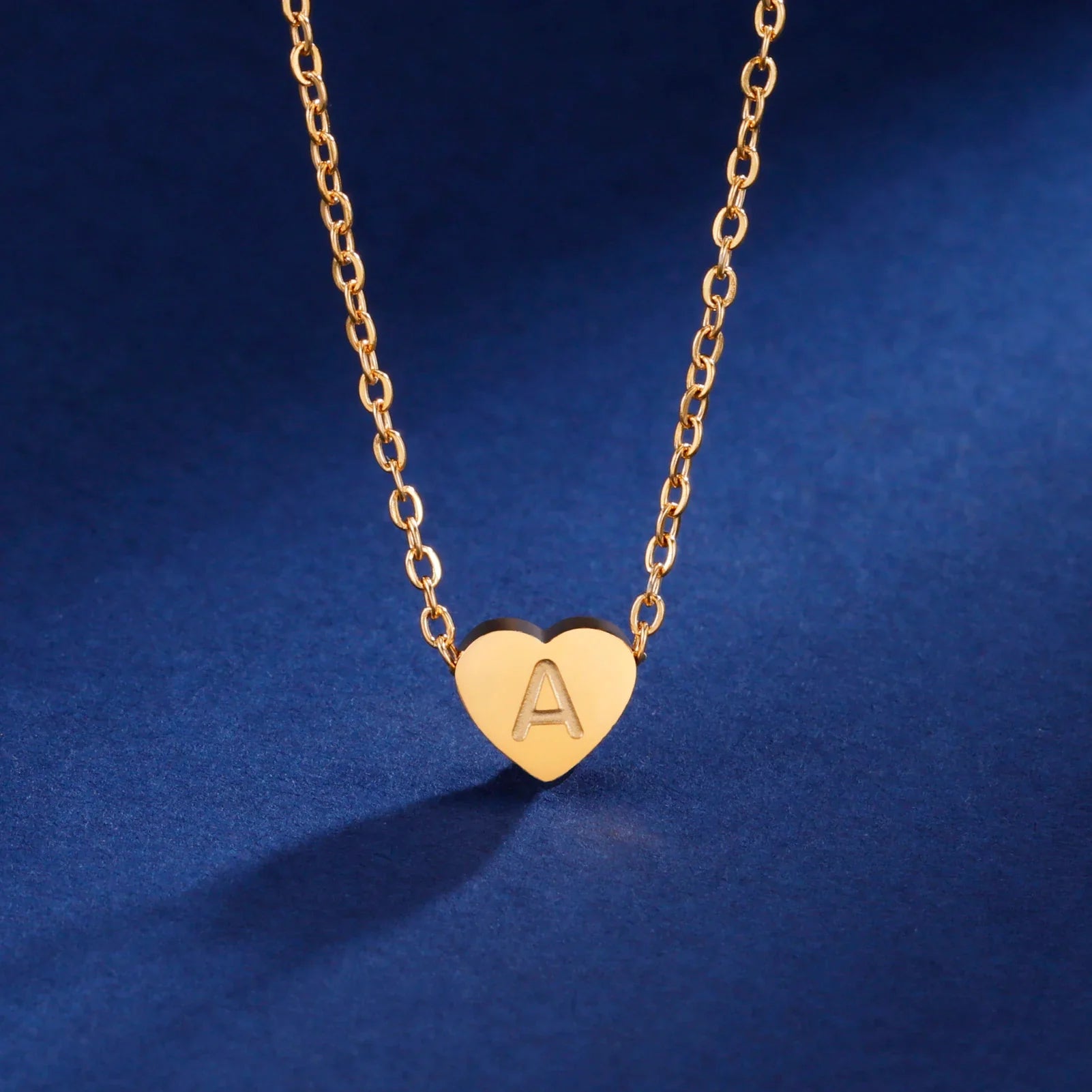 Collier ras-de-cou romantique en forme de cœur avec initiale