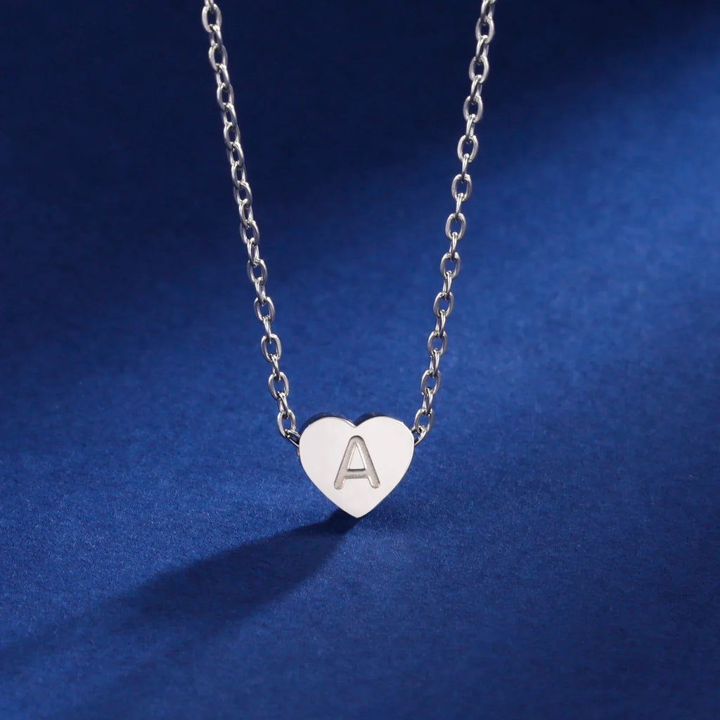 Collier ras-de-cou romantique en forme de cœur avec initiale