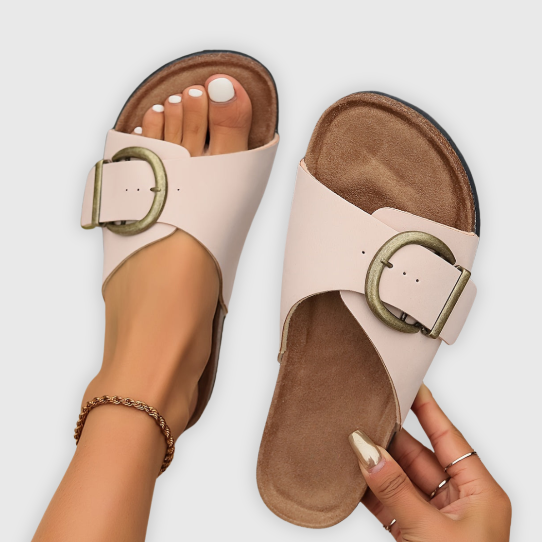 IZA™ | Soft slippers with a large buckle for comfort without compromise