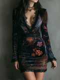 Robe mini moulante en velours à imprimé floral et col en V ornée de dentelle