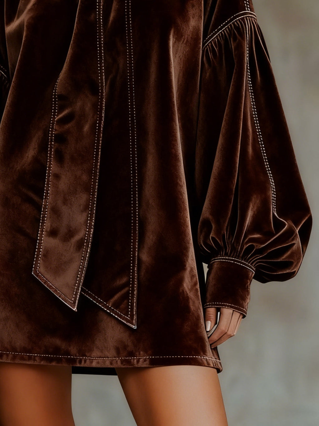 Robe courte à manches lanternes et nœud papillon en velours marron foncé