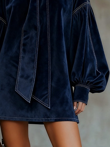 Robe courte à manches lanternes et nœud papillon en velours bleu foncé