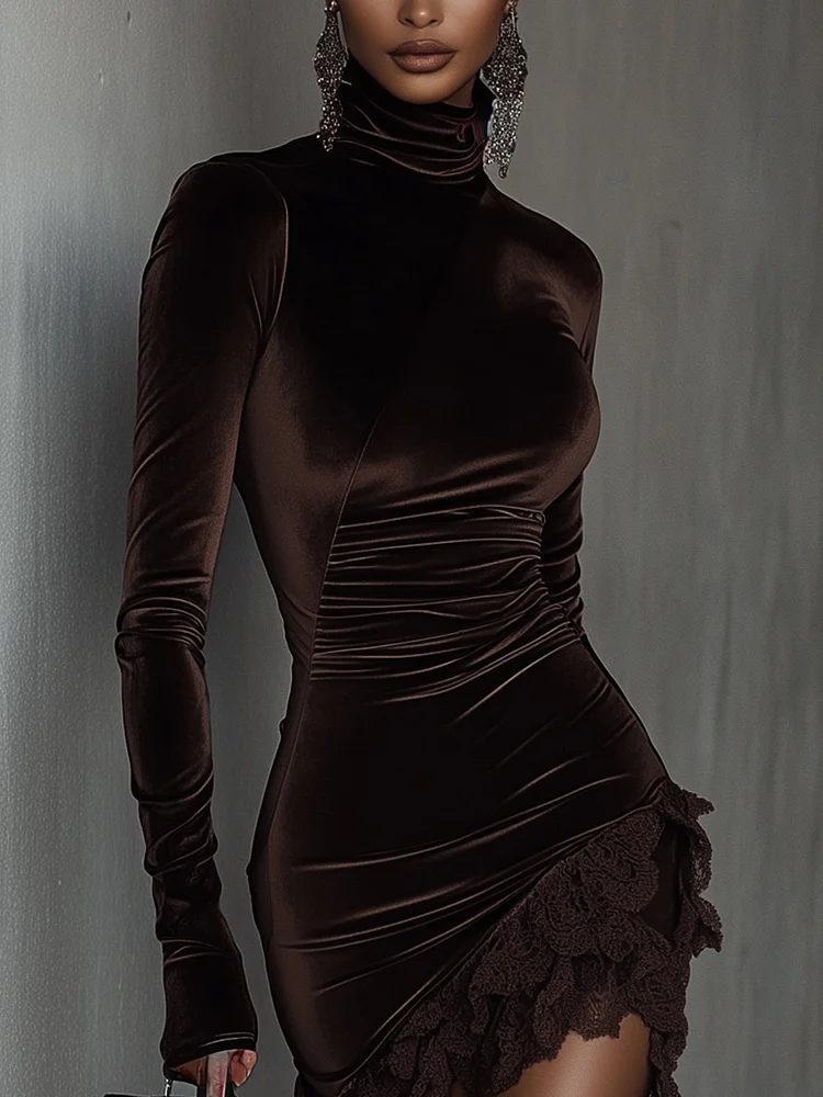 Robe mini moulante en velours chocolat à col roulé et ourlet en dentelle