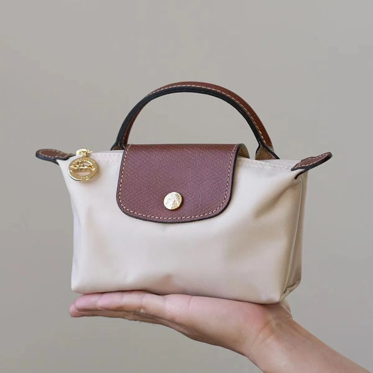 Mini sac en cuir au design signature 