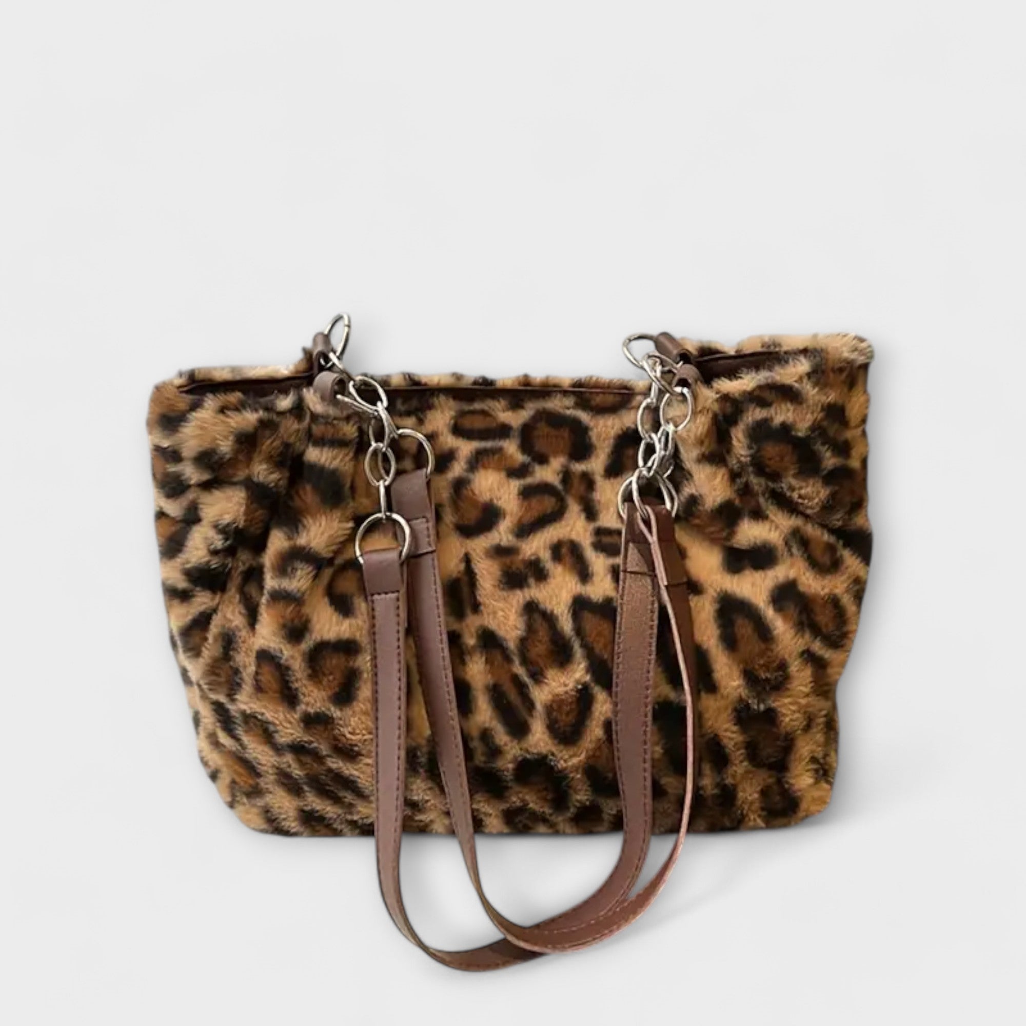 Sac à main tendance inspiré de l'imprimé léopard, confectionné en fausse fourrure douce.