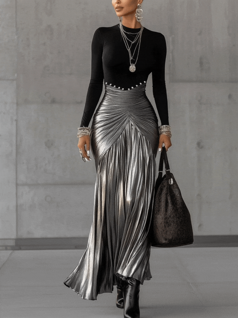 Robe longue plissée noire à col rond et argent métallisé