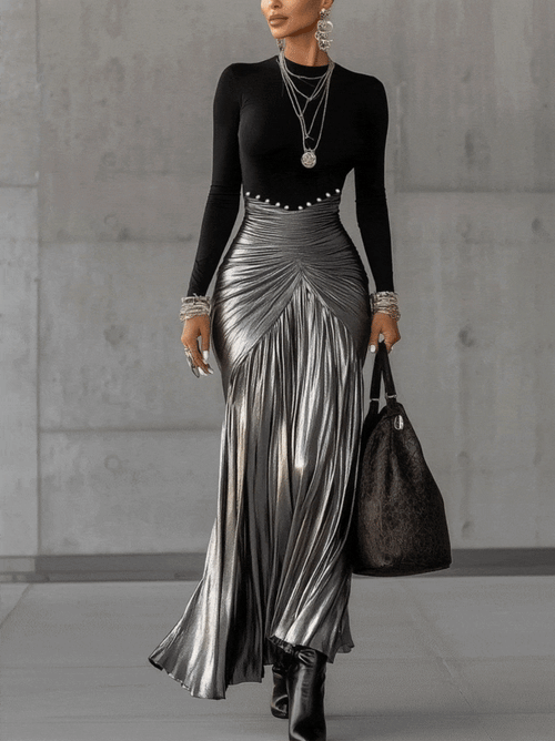 Robe longue plissée noire à col rond et argent métallisé