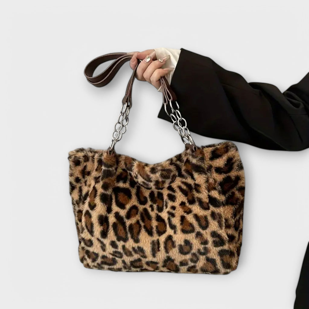 Sac à main tendance inspiré de l'imprimé léopard, confectionné en fausse fourrure douce.