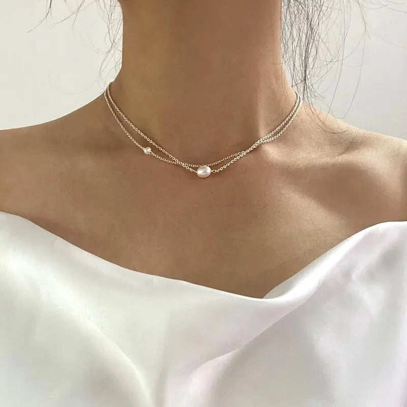 Collier classique orné de perles d'eau douce