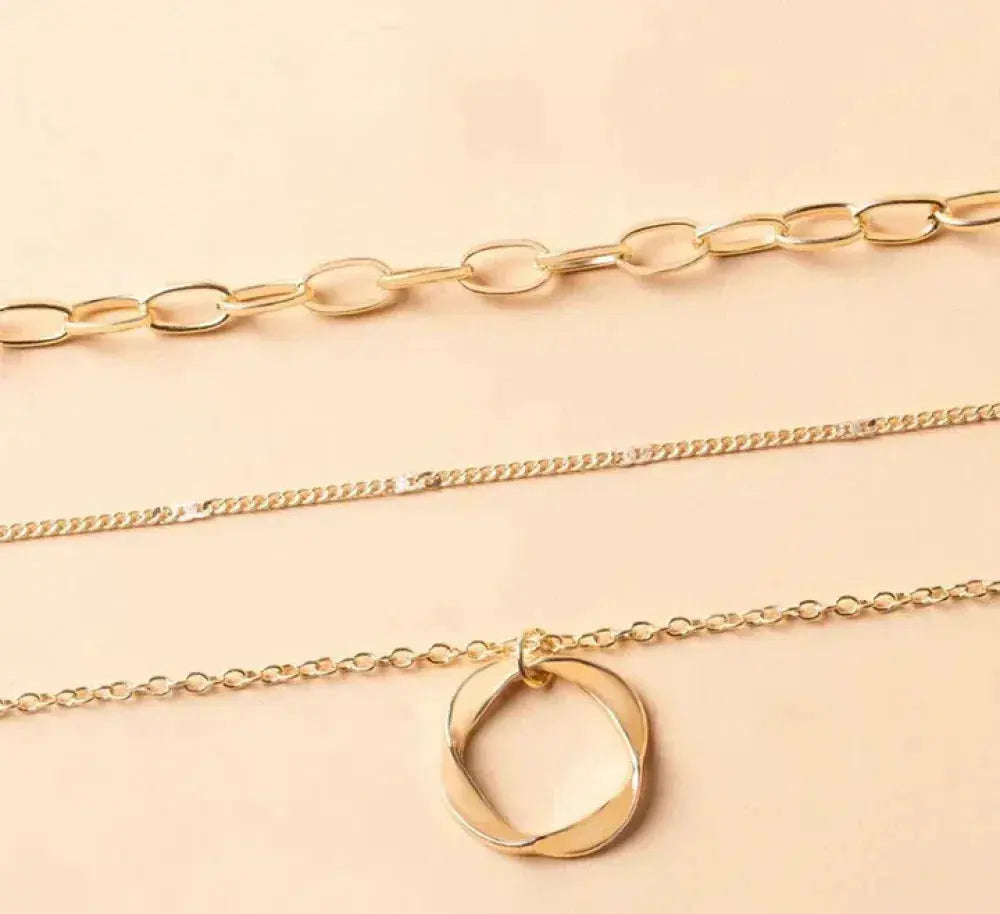 Collier classique doré à plusieurs rangs avec pendentif