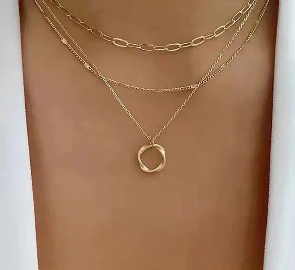 Collier classique doré à plusieurs rangs avec pendentif