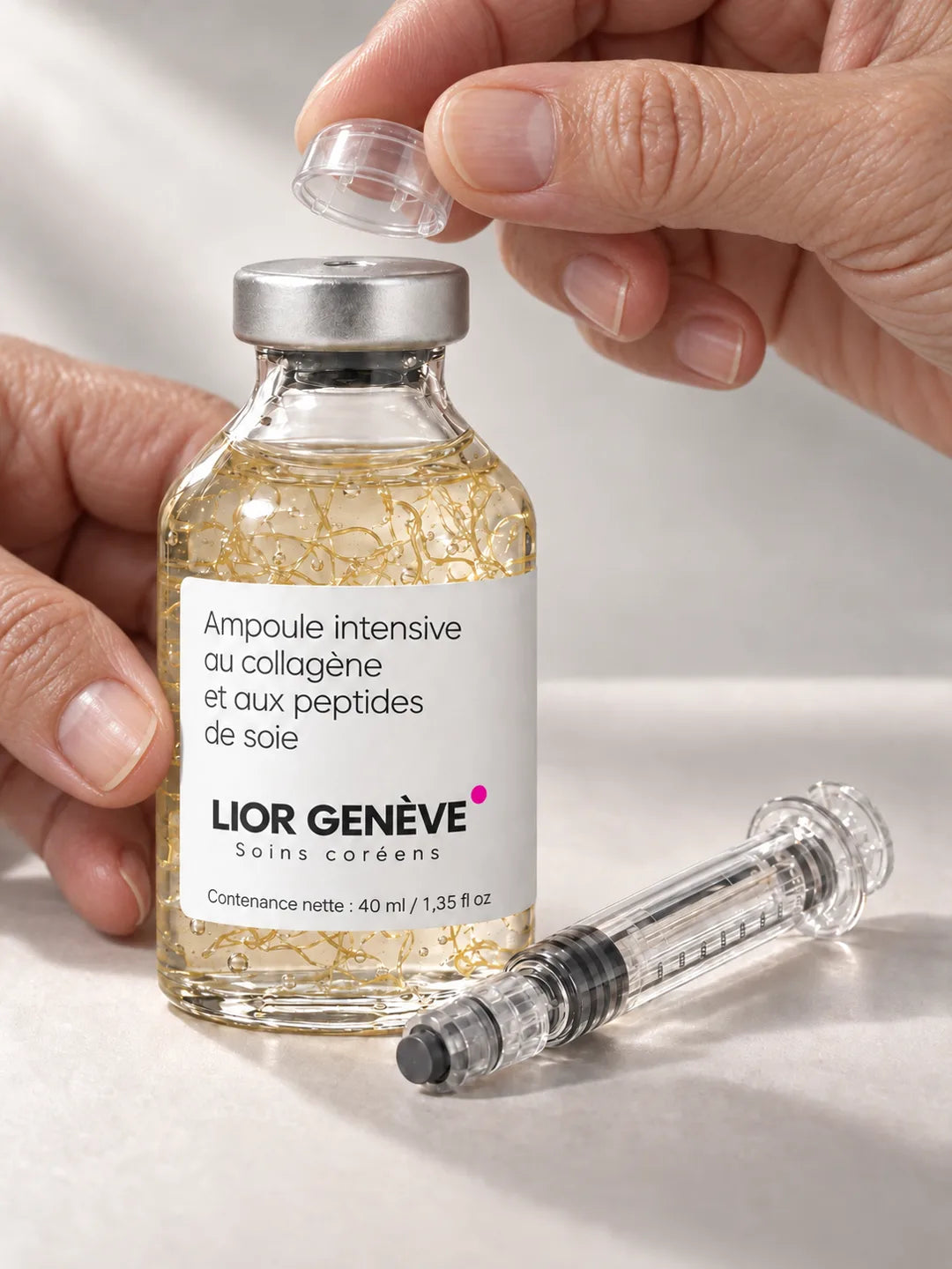 Les mains retirent le capuchon transparent de l’ampoule