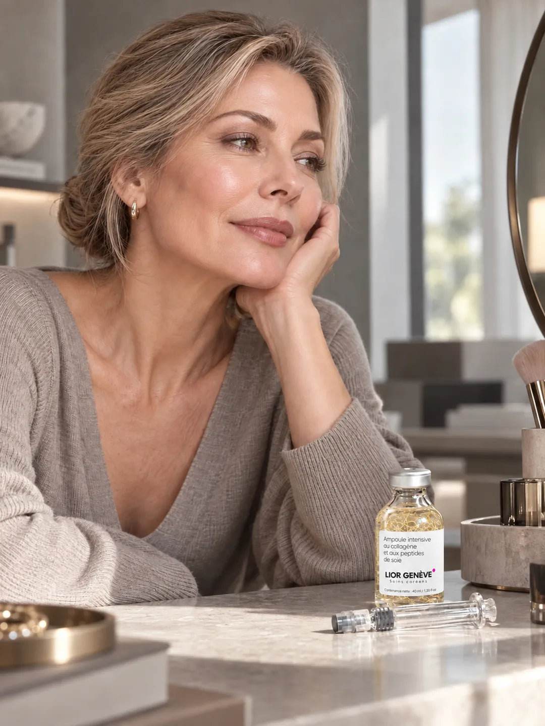 Femme détendue devant son miroir, l’ampoule posée sur la coiffeuse