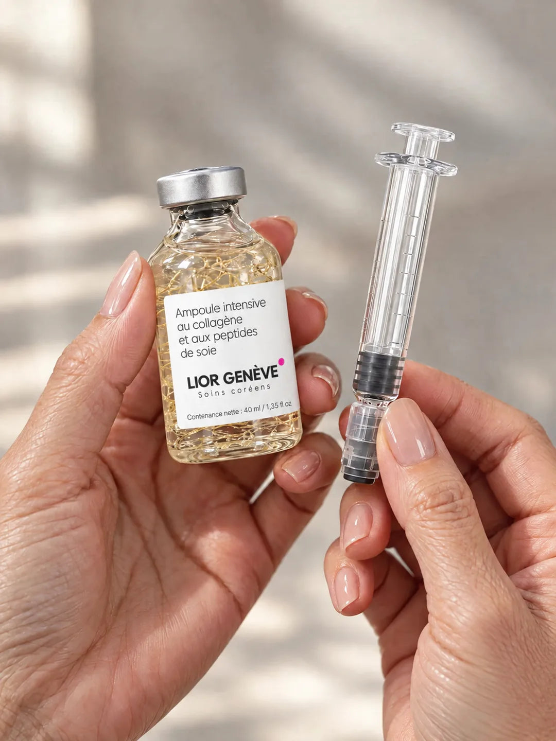 L’ampoule et l’applicateur tenus en main, pour l’échelle